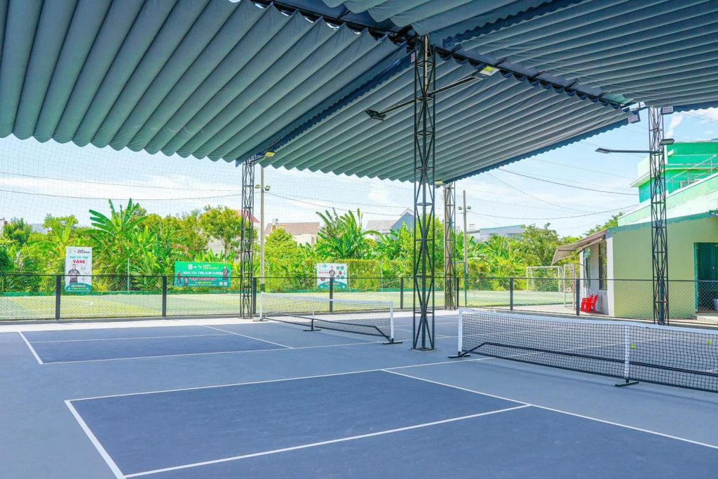 Bạt che sân tennis: Giải pháp thi công chống nắng mưa bền đẹp